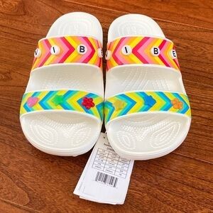 Summertime 🌼 NWT CROCS Classic Festival Vibes Sandal Women’s Size 9